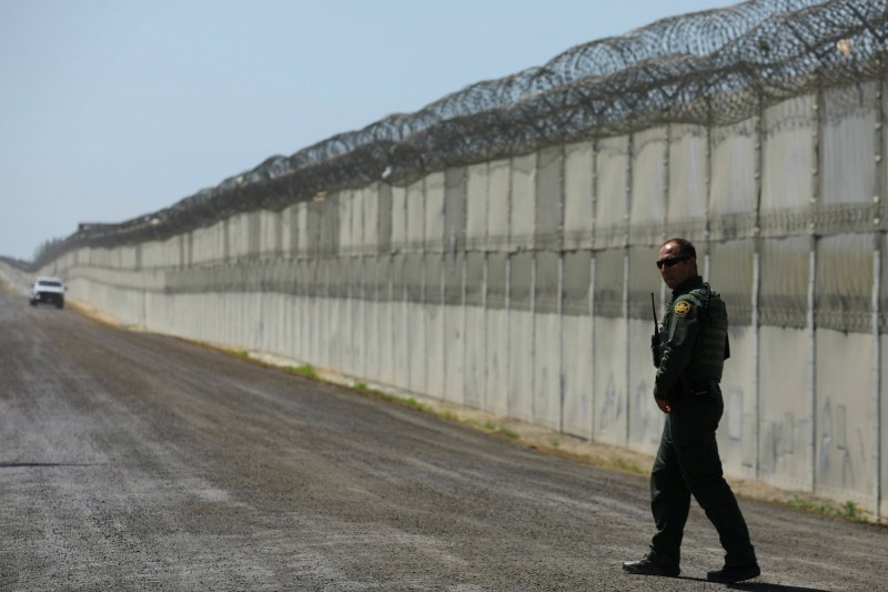 Zid na granici prema Meksiku pretvoren je u simbol političke borbe. Tramp optužuje rivale da podrška “otvorenim granicama” podrazumeva da SAD bude pregažena strancima. Demokrate ukazuju na okrutnost Trampove politike, koja je vrhunac doživela razdvajanjem dece od porodica na granici